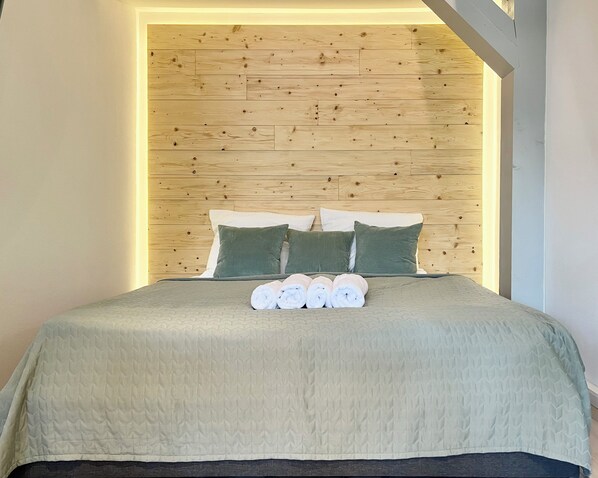 1 bedroom, bed sheets