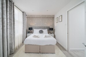1 chambre, bureau, fer et planche à repasser, accès Internet