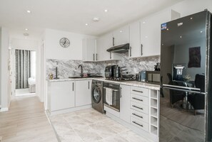 Refrigerador, microondas, horno, placa de cocina