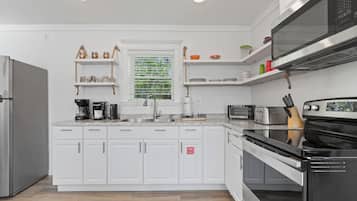 Signature House, Fireplace | Private kitchen | Fridge, microwave, oven, stovetop