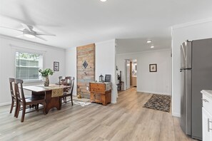 Maison Signature, foyer | Repas dans la chambre