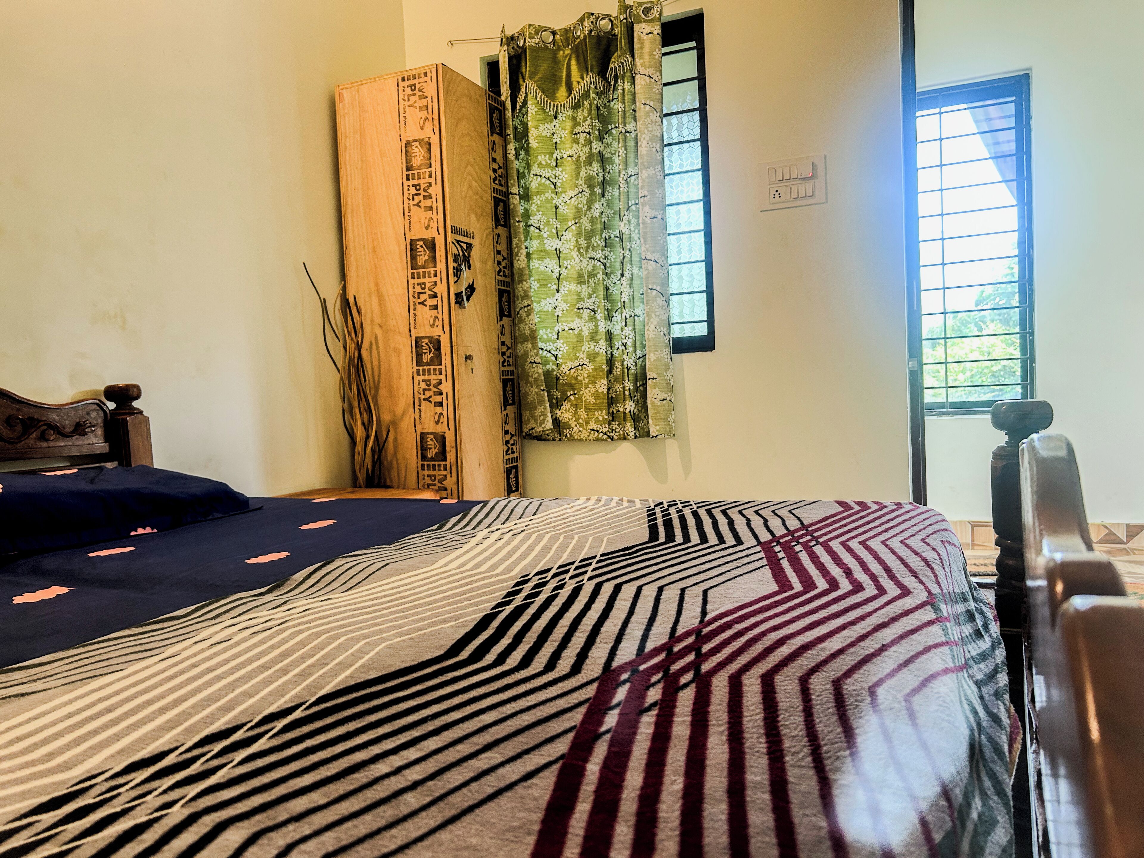 Habitación estándar, balcón | Espacio para trabajar con un portátil y tabla de planchar con plancha