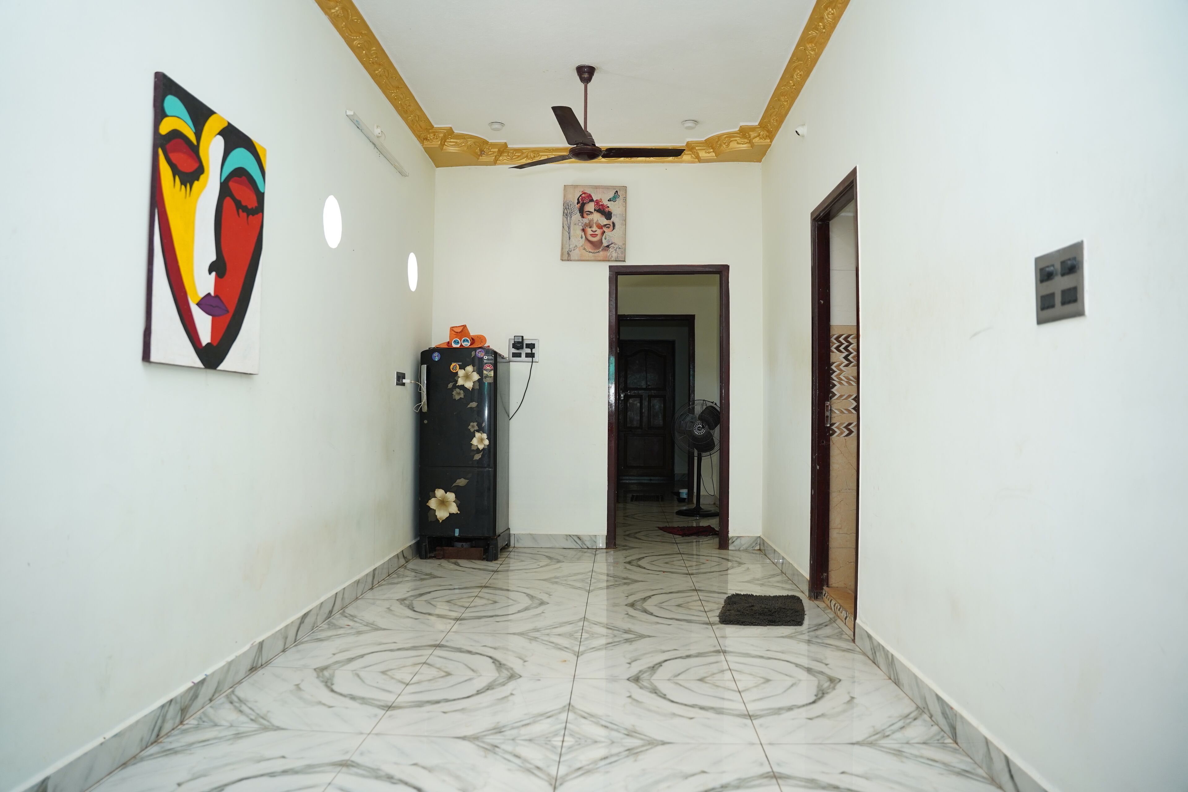 Chimenea, juguetes, libros