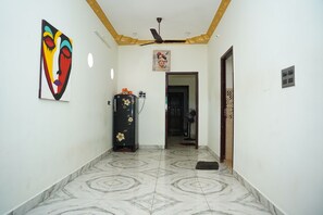 Cheminée, jouets, livres