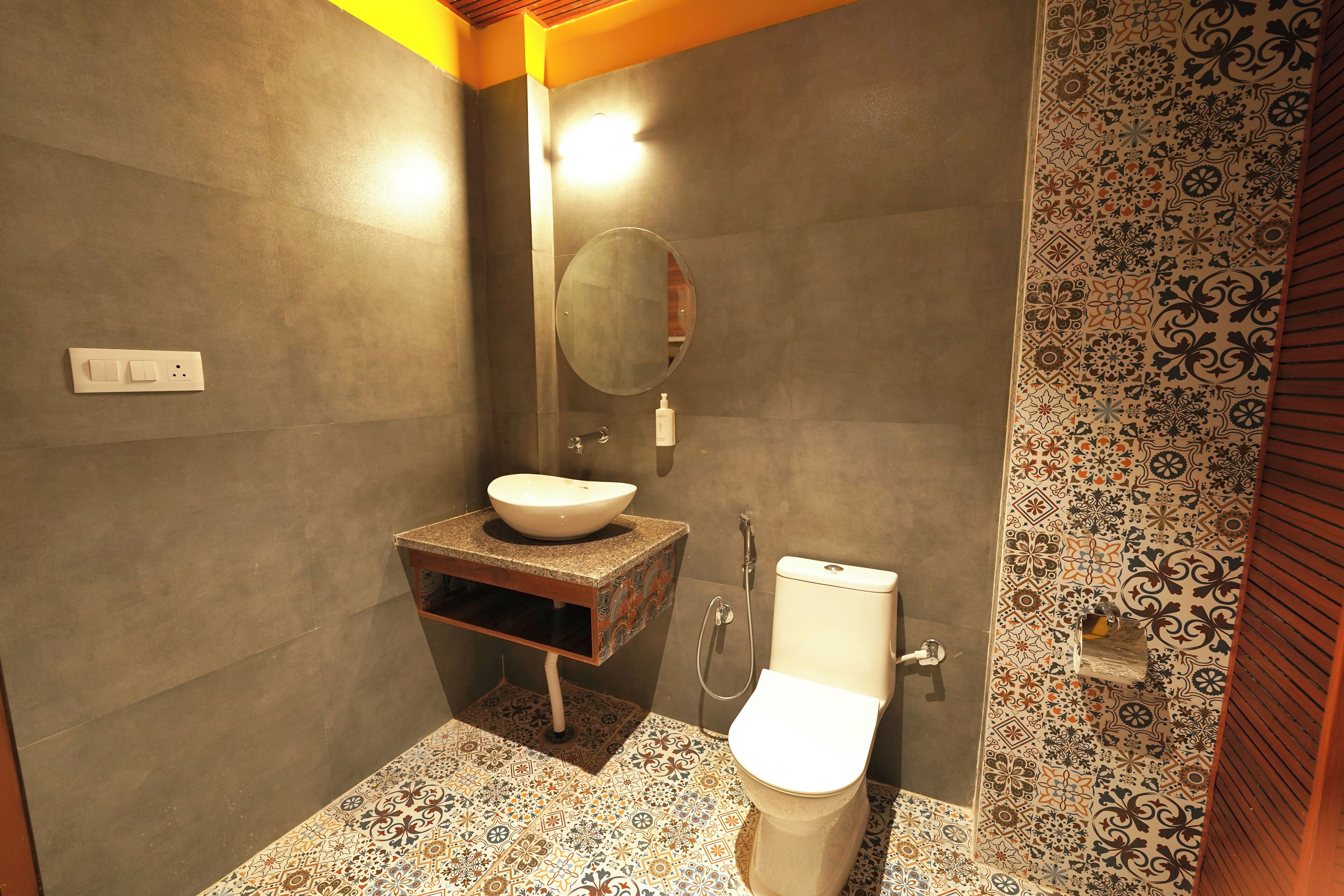 Un baño con lavamanos, inodoro y ducha.
