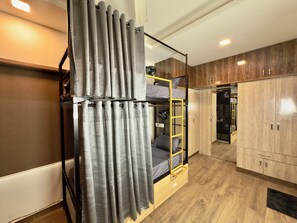 2 bedrooms, desk, WiFi, bed sheets