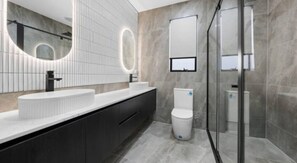 Shower, hair dryer - Luxury living accommodation in Victoria (Mickleham)