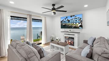 Smart TV, fireplace