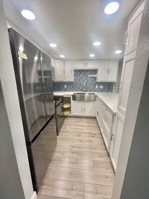 Kühlschrank, Mikrowelle, Ofen, Herdplatte