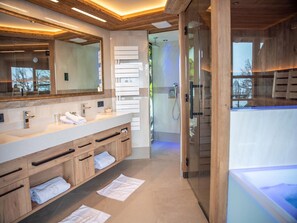 Suite | Kamar mandi | Pengering rambut, jubah mandi, handuk, dan tisu toilet