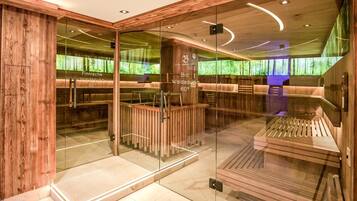 Een modern interieur met houten details, glazen scheidingswanden en zitgedeeltes.