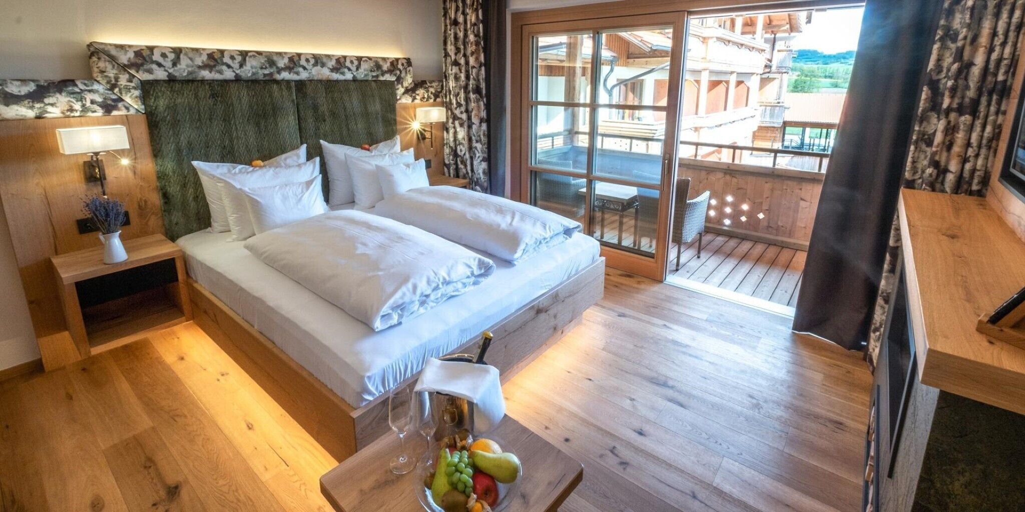 Suite | Minibar, iron/ironing board, free WiFi, bed sheets