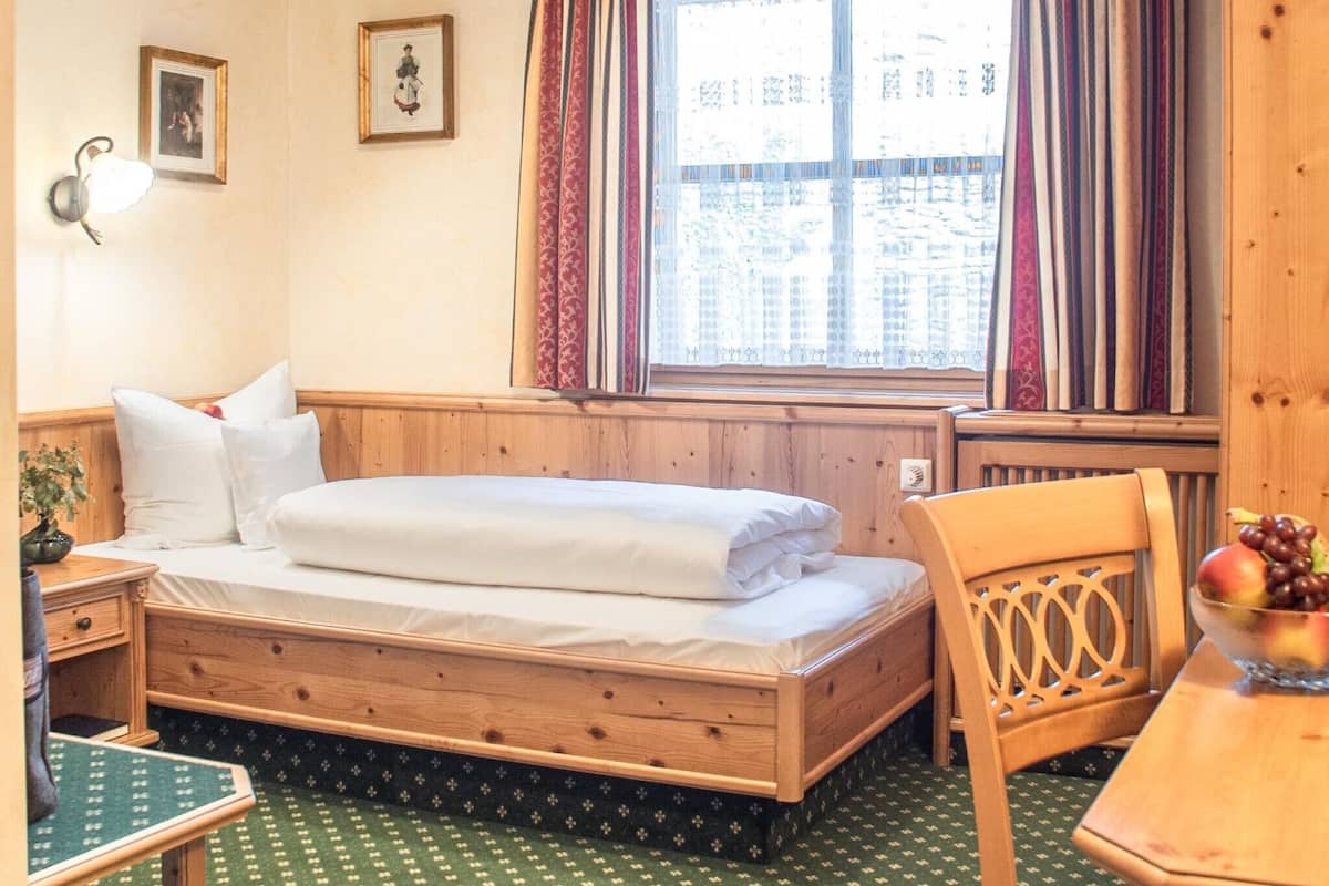 Eenpersoonskamer | 1 slaapkamer, een minibar, een strijkplank/strijkijzer, gratis wifi