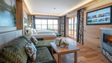 Suite | Minibar, iron/ironing board, free WiFi, bed sheets