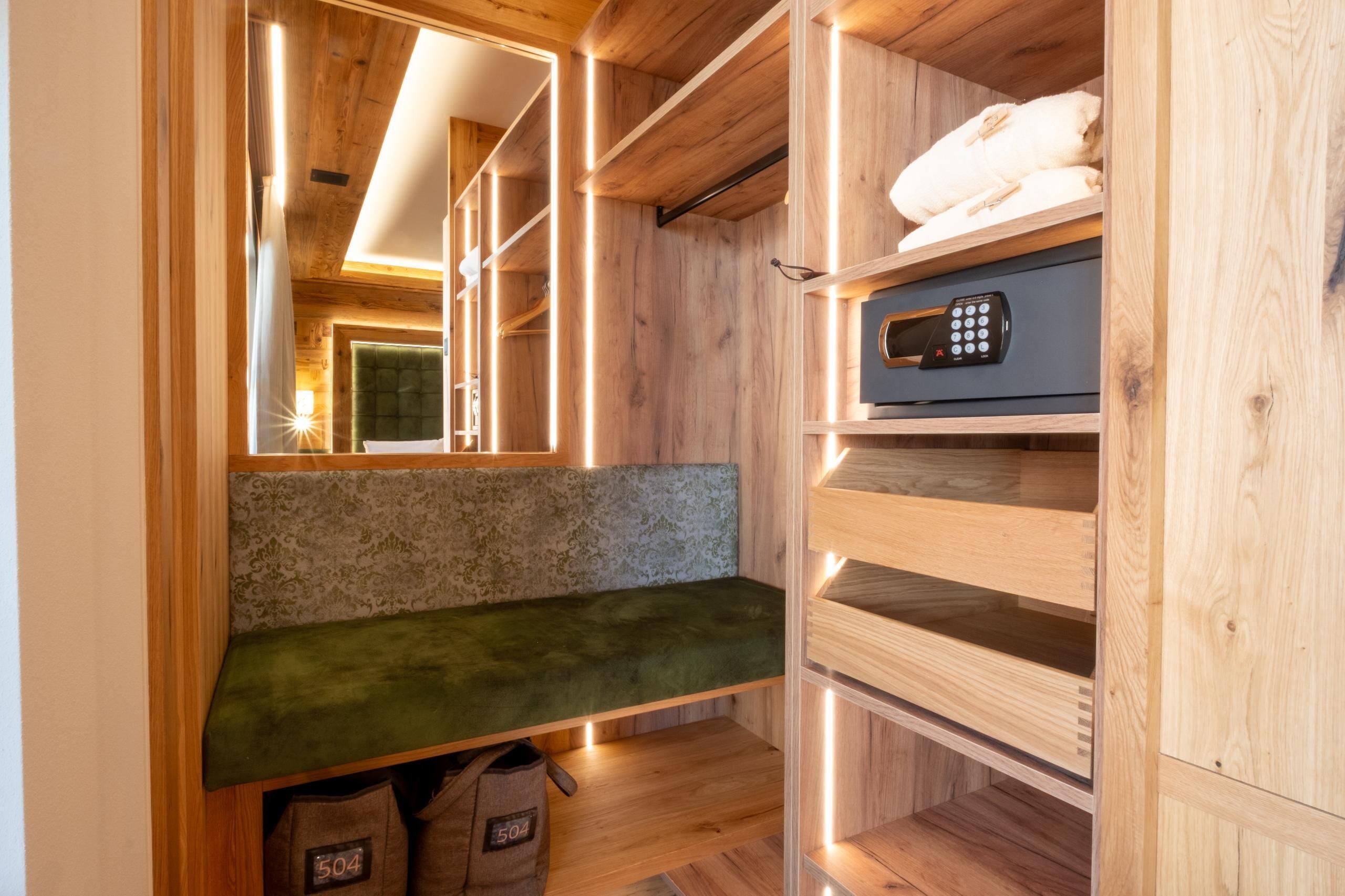 Un interior de madera con un banco, estanterías y un microondas.