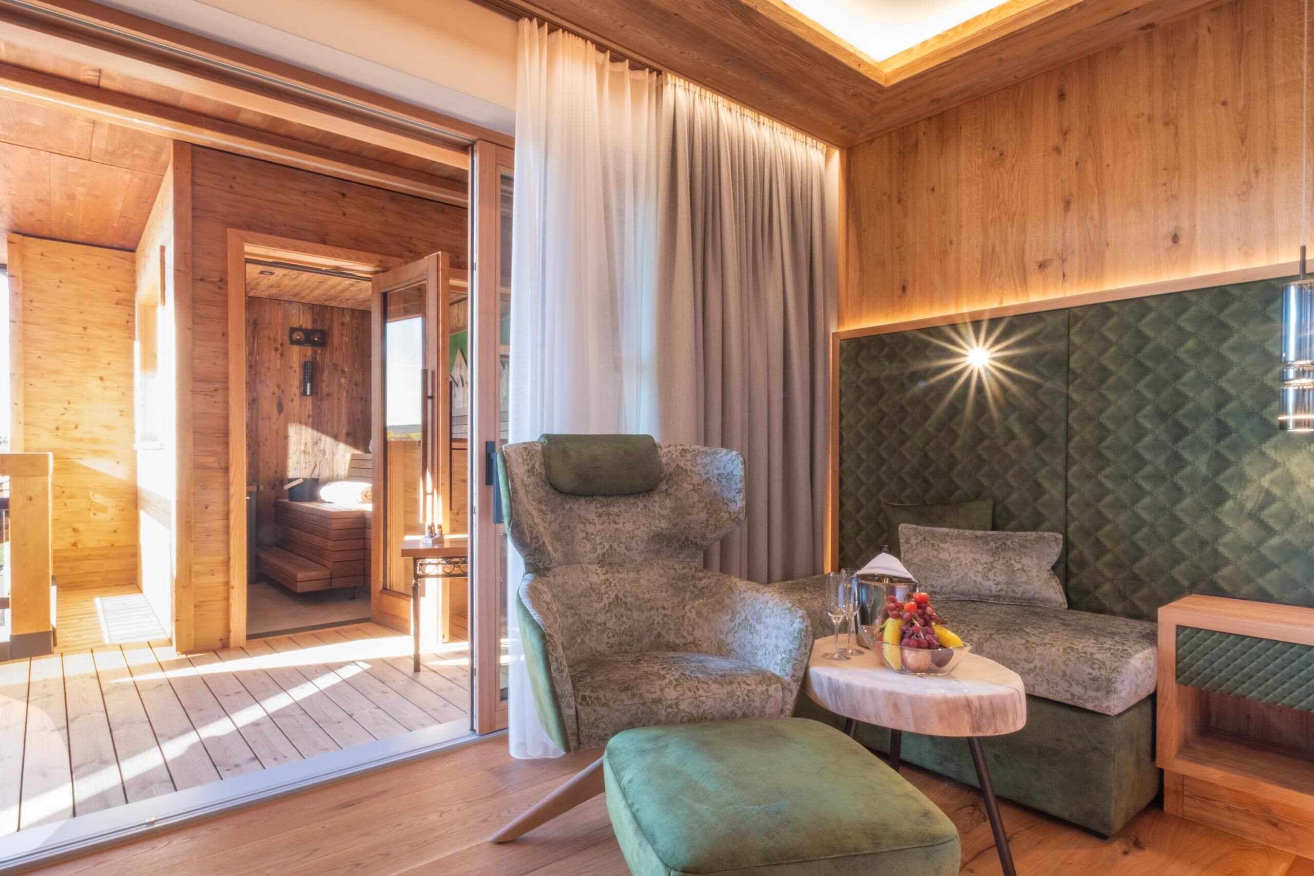 Suite | Minibar, iron/ironing board, free WiFi, bed sheets