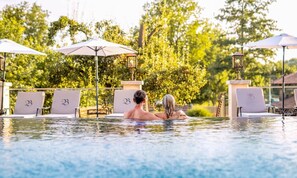 Außenpool, Sonnenschirme, Liegestühle