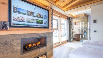 Suite | Minibar, iron/ironing board, cots/infant beds, free WiFi