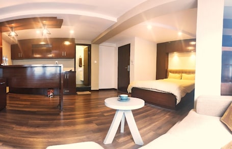 Escritorio, espacio para trabajar con laptop y wifi gratis