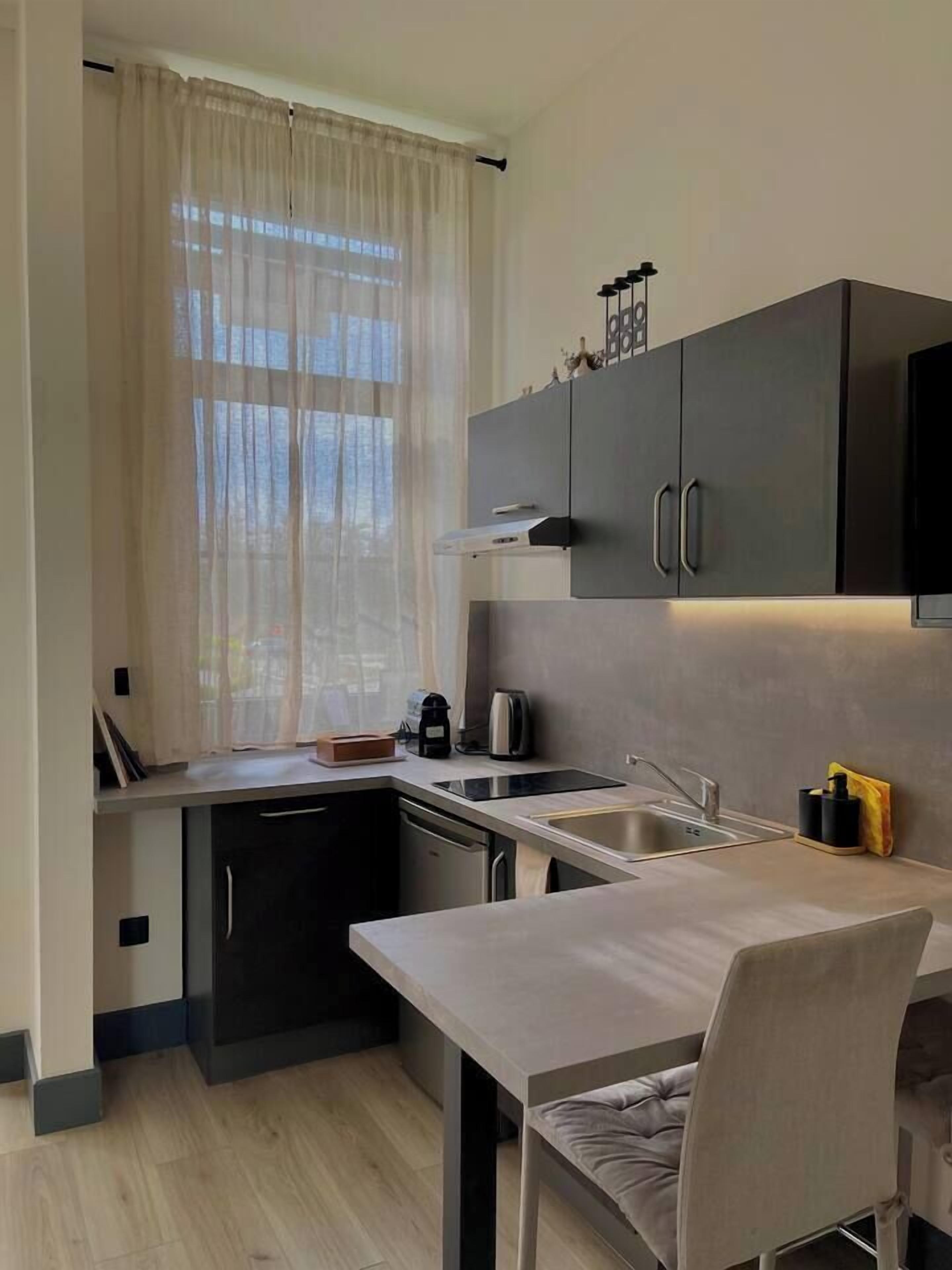 Refrigerador, microondas, cafetera/tetera, utensilios de cocina