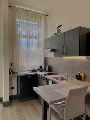 Kjøleskap, mikrobølgeovn, kaffetrakter/tekoker og kjøkkenutstyr