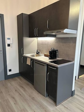 Kühlschrank, Mikrowelle, Wasserkocher mit Kaffee-/Teezubehör