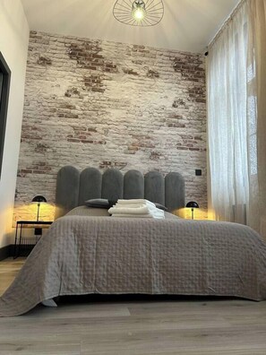 1 habitación, tabla de planchar con plancha, wifi y ropa de cama 