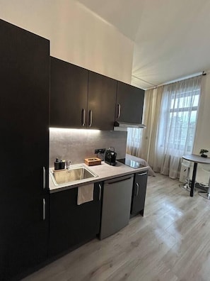 Kjøleskap, mikrobølgeovn, kaffetrakter/tekoker og kjøkkenutstyr