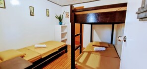 Economy Triple Room | Free WiFi - CASETTA HOMESTAY (General Luna)