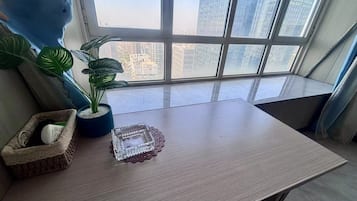 高級開放式套房, 部分海景 | 遮光窗簾/窗簾、隔音、免費 Wi-Fi