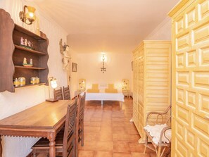 4 bedrooms, iron/ironing board, WiFi