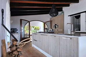 Fridge, stovetop, dishwasher, coffee/tea maker - Spacious Retreat with Games (Benissa)