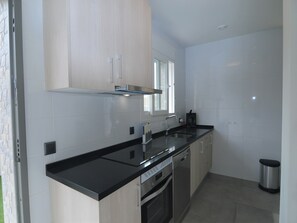 Kjøleskap, ovn, kokeplater og oppvaskmaskin