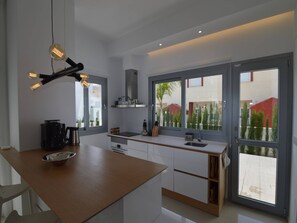 Kühlschrank, Mikrowelle, Herdplatte, Geschirrspüler