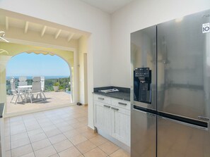 Fridge, microwave, oven, stovetop - Villa in Moraira with Pool near Beach (Moraira)