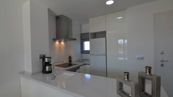 Réfrigérateur, four, plaque de cuisson, lave-vaisselle