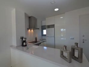 Réfrigérateur, four, plaque de cuisson, lave-vaisselle