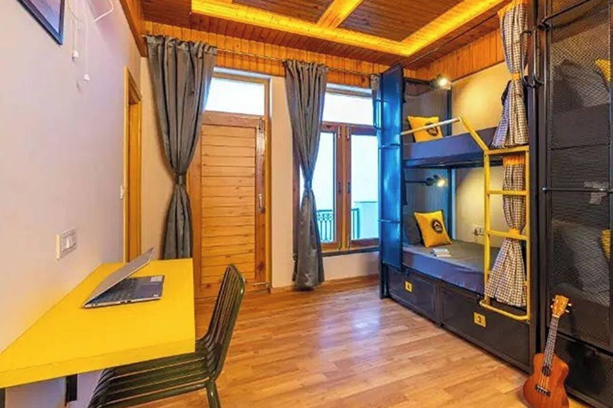 Bed in 4 Bed Female Dormitory with Balcony and Mountain View | Quartos à prova de som, Wi-Fi de cortesia, roupa de cama