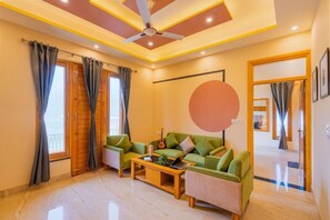 Villa - utsikt mot bergen | Vardagsrum