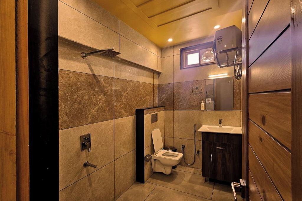 Un baño pequeño con inodoro, lavabo y ducha.
