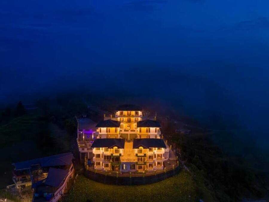 Fachada da propriedade à noite