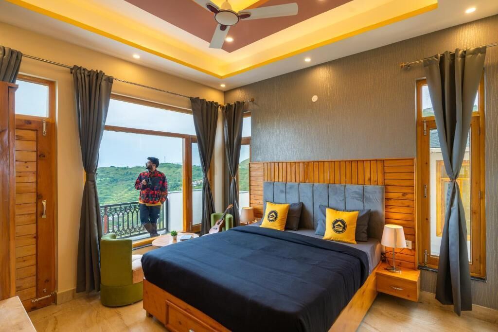 Un dormitorio con una cama grande, un cabecero de madera y vistas al exterior.