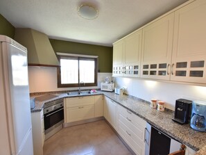 ثلاجة، ميكروويف، فرن، موقد طهي مسطح