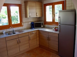 Geladeira, micro-ondas, fogão, cooktop