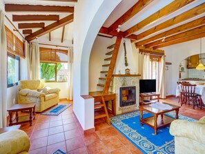 Una televisión, una chimenea