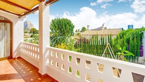 A balcony with a view of a mountain, cacti, and a tiled roof building. - Sunny Family Villa, Calpe (Calpe)