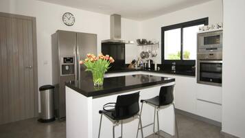 Een koelkast, een magnetron, een vaatwasser