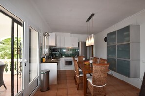 Frigorífico, microondas, horno y lavavajillas