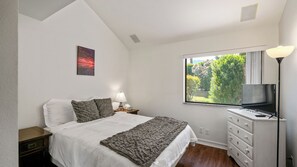 3 bedrooms, WiFi, bed sheets - Girls Trip w/ Pool, Hot Tub, Games, Selfie Ring, Wine Glasses, & Much More (Palm Springs)