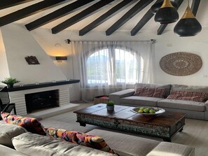 Una televisión, una chimenea, un reproductor de DVD